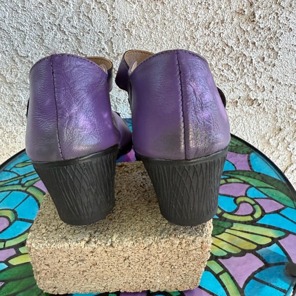 Delightful Size 8 Leather Purple Peep Toe 1.5inch heels with Floral Accent - Picture 6 of 7